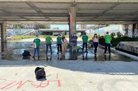 Voluntarios de la UMA retiran más de 300 kilos de basura en la desembocadura del Guadalmedina