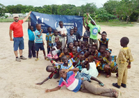 La campaña "Balones solidarios" extiende a África el espíritu de "Formamos equipo" 