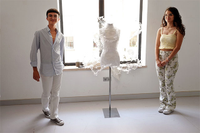 Joaquín Meléndez y María Vázquez fusionan arquitectura, moda y poesía en la exposición ‘Origen’