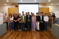 El rector posa junto a miembros de 'iGEM-UMA' y de asistentes al acto de presentación del proyecto