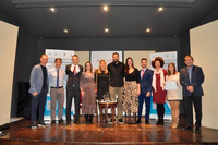 Conferenciantes, organizadores y premiados posan durante la celebración del aniversario en el Ateneo