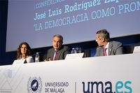 El expresidente se dirige al auditorio