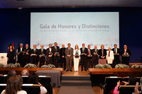 Los homenajeados posan con el rector y el decano en el Paraninfo Universitario