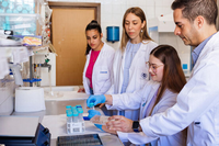 El profesor de la Facultad de Medicina Manuel Narváez junto a parte de su equipo cientígico