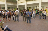 Alumnos en el patio de Derecho