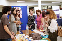 La delegada del rector para la Igualdad visita uno de los satands