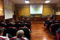 El profesor González Alegre impartiendo una conferencia en la Facultad de Medicina