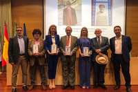 Autoridades instituciones junto al profesor Pérez Jiménez durante la presentación del libro