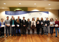 Los ganadores de los Ipads, junto a los organizadores del premio