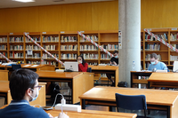 Estudiantes en la biblioteca