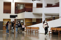 Estudiantes en una facultad del campus de Teatinos