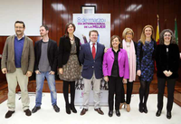 Los galardonados con los premios Victoria Kent y Carmen de Burgos junto a las autoridades que presidieron el acto