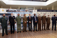 Representantes del Ejército de Tierra y de la UMA, junto al alcalde de Málaga, en el hall del Rectorado