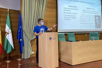 El profesor Antonio J. Morales Siles impartiendo la primera de las conferencias del ciclo