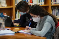 Dos estudiantes en la Biblioteca General de la UMA