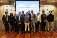 Los premiados posando en el Rectorado con los miembros del jurado