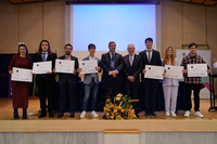 Algunos de los premiados, con el decano y el rector