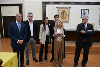 La familia del profesor homenajeado recibe la medalla de Medicina